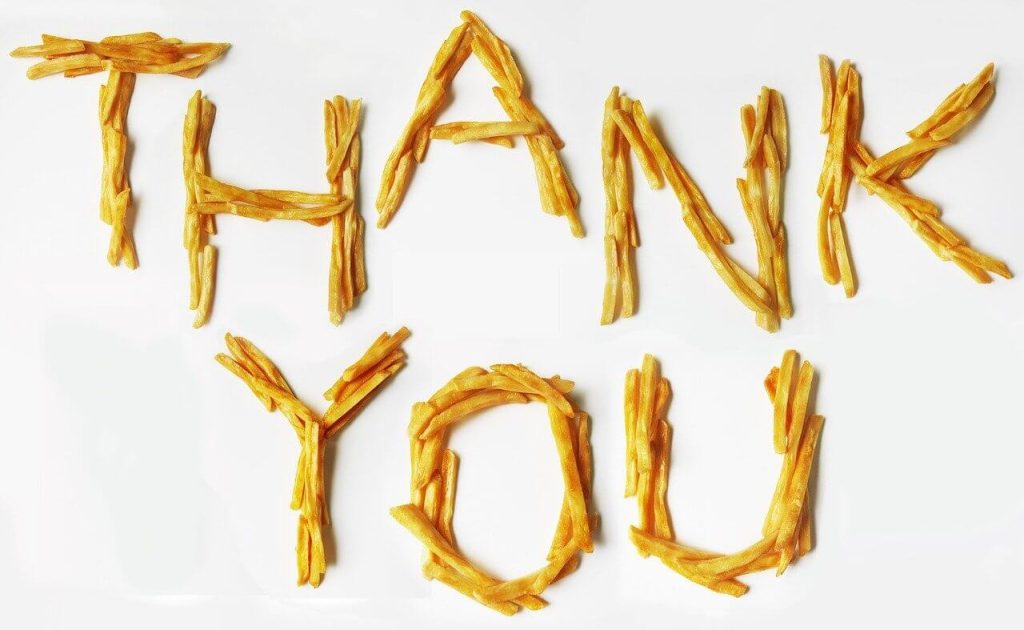 napis thank you na białym tle ułożony z gotowych frytek