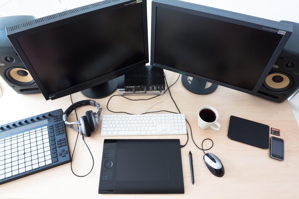Komputery stacjonarne G4M3R: 2 monitory na biurku