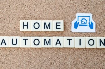 smart home: napis smart home ułożony na tablicy korkowej z liter z domina