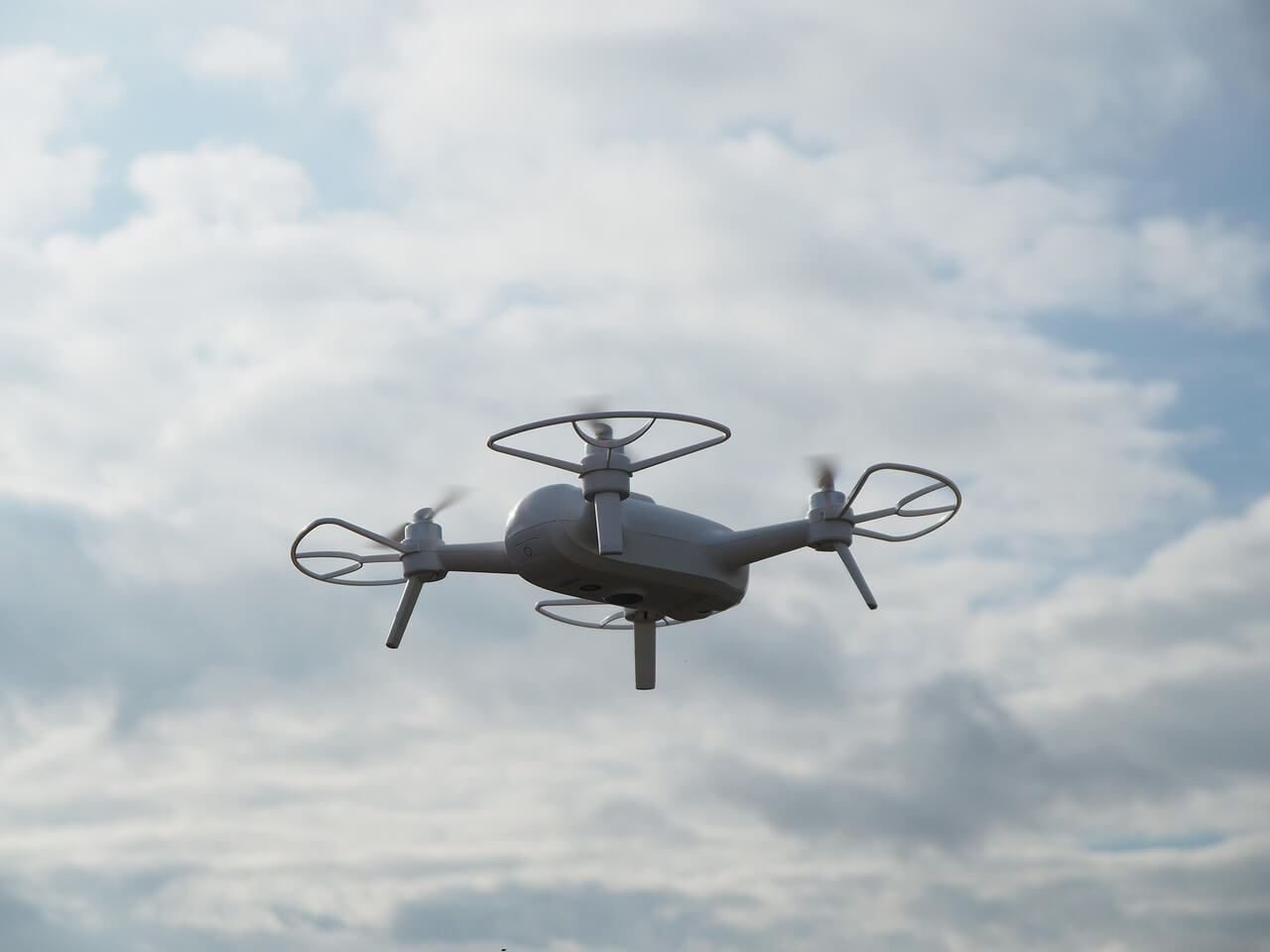 Dron na tle chmur
