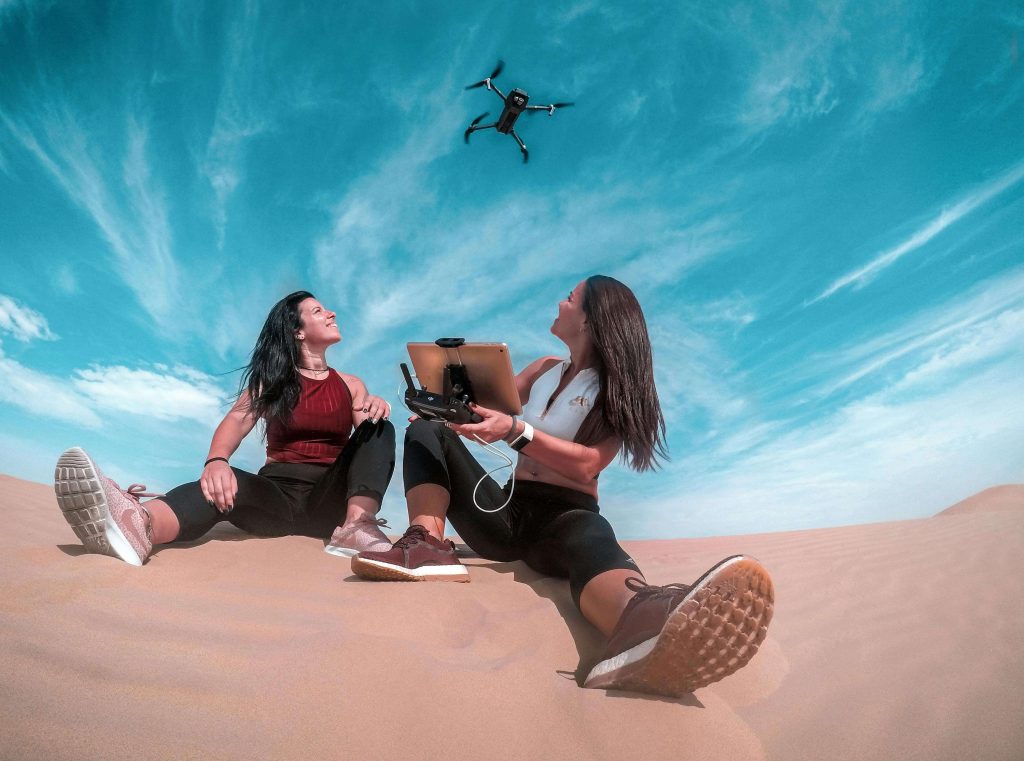 Nastolatki sterujące dronem na plaży