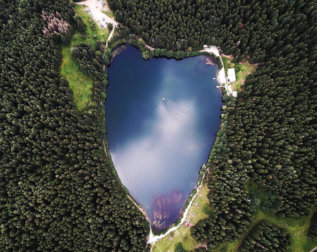 Widok na jezioro z drona