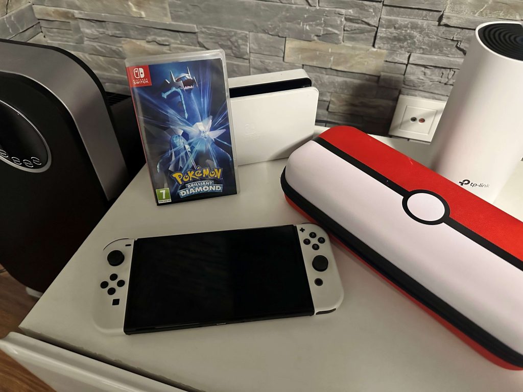 Nintendo Switch white, gra i etui Pokemon