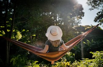 kobieta siedząca wygodnie na hamaku